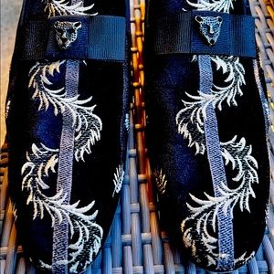 Gucci Gucci  velvet detailed loafer
Leather trim
Dragon detail

Made in Italy